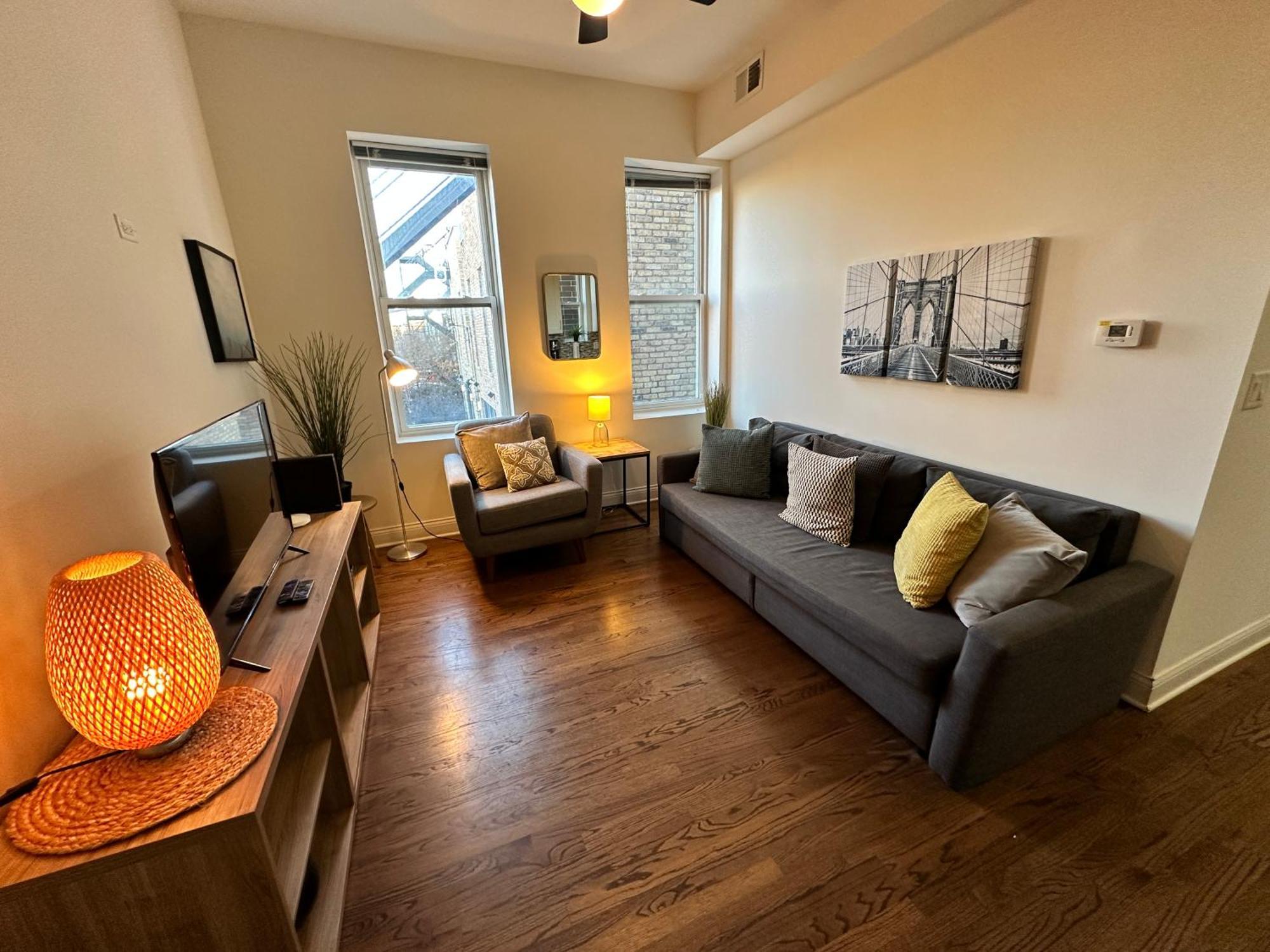 Spacious West Town Oasis With Parking! Chicago