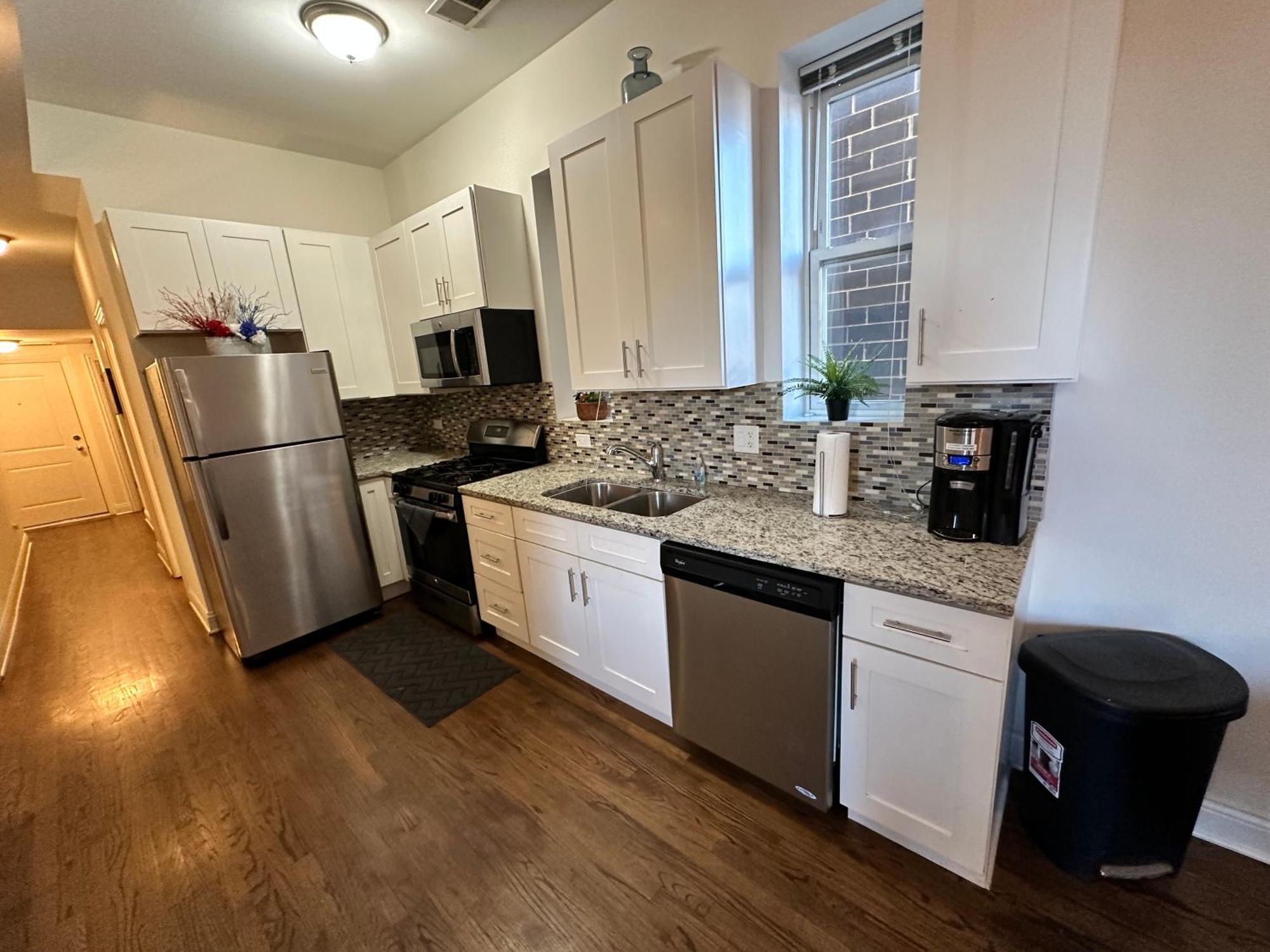 Spacious West Town Oasis With Parking! * Chicago