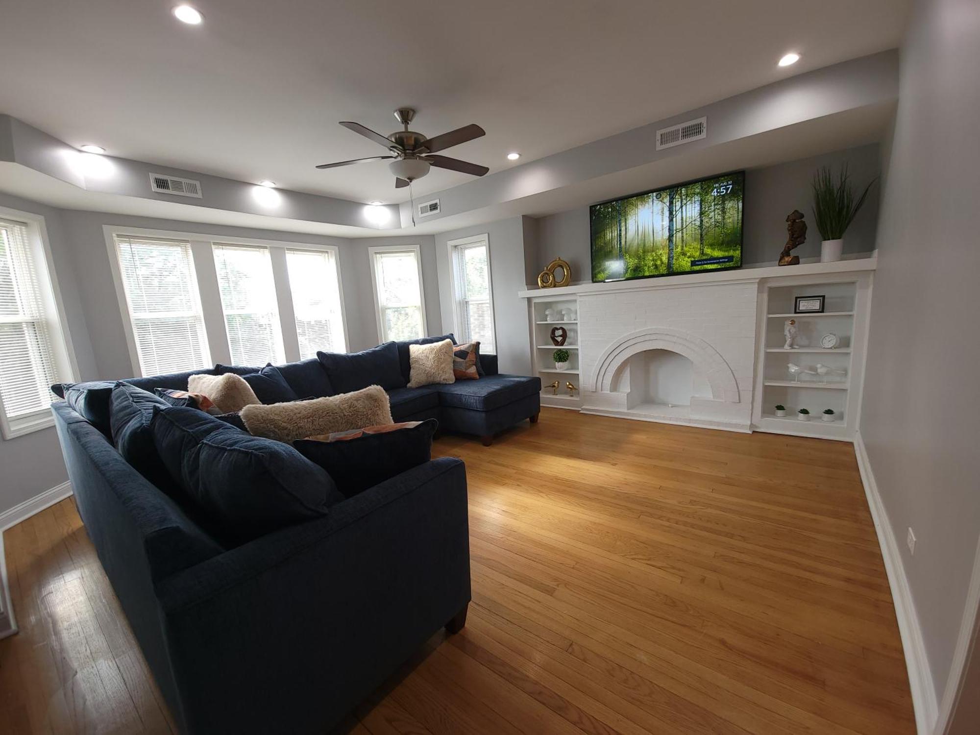 Beautiful Big 3 Bedroom Quiet Apt Near Downtown Apartment