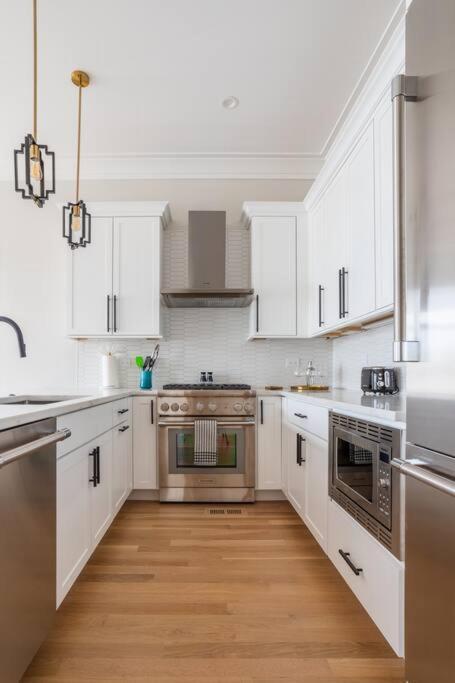Apartment Large 2-bedroom With Huge Roof Deck View Of Skyline *