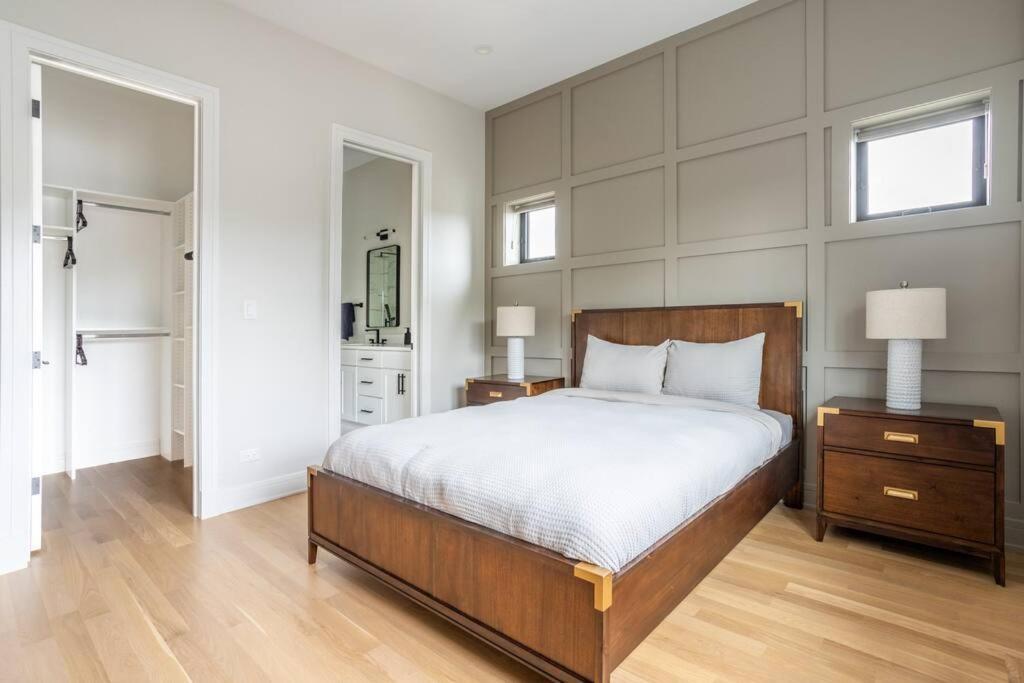 Large 2-bedroom With Huge Roof Deck View Of Skyline *
