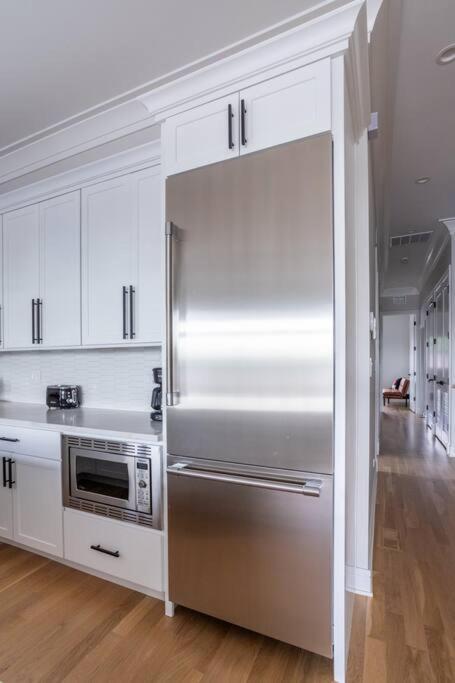 Large 2-bedroom With Huge Roof Deck View Of Skyline