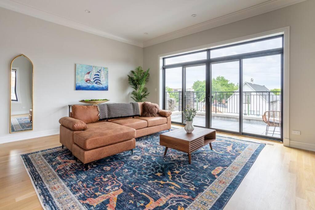 Large 2-bedroom With Huge Roof Deck View Of Skyline Apartment Chicago