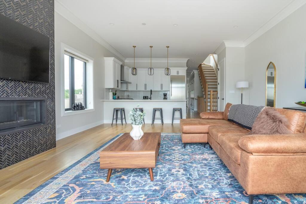 Large 2-bedroom With Huge Roof Deck View Of Skyline Apartment Chicago