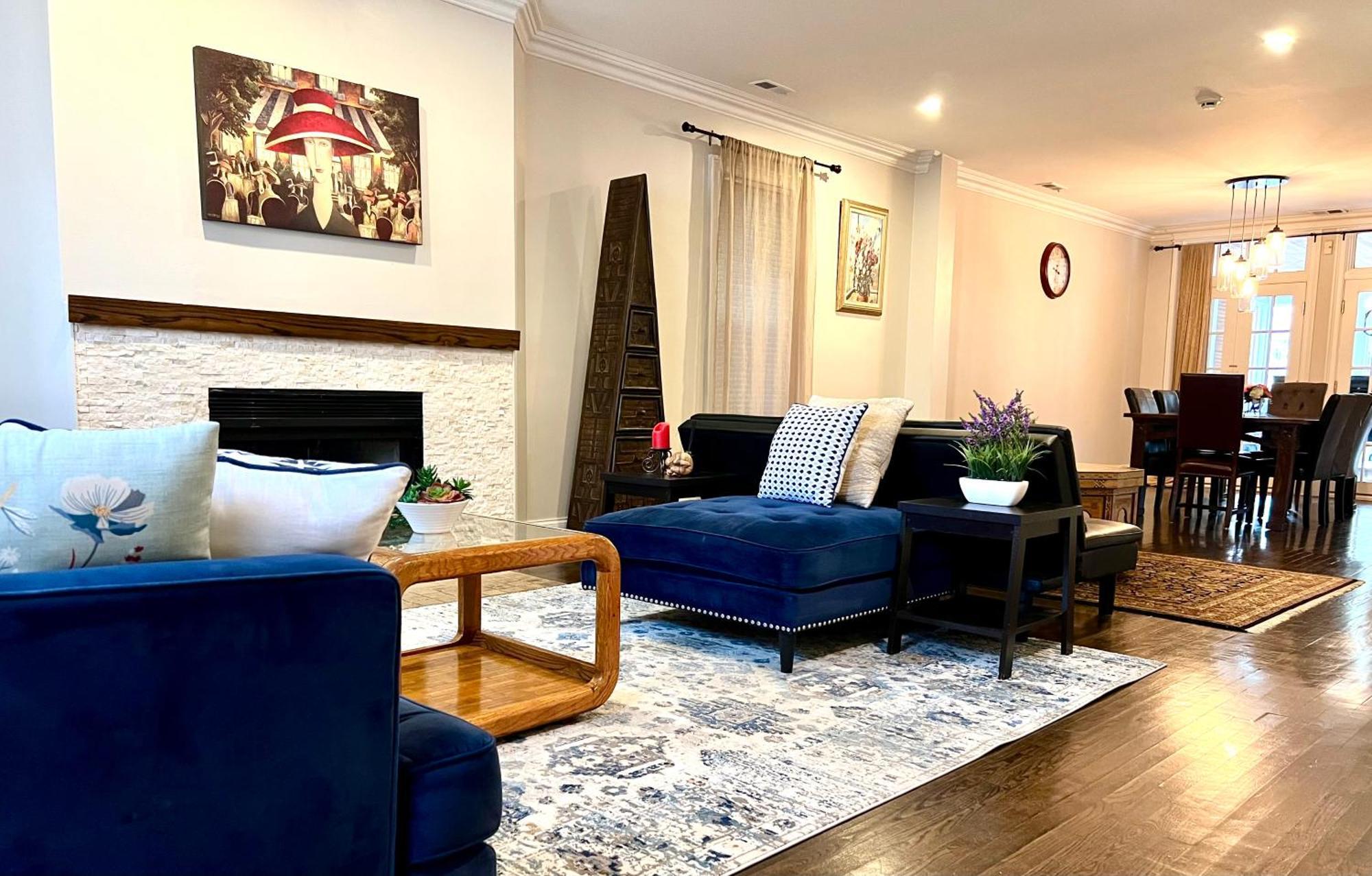 Hébergement de vacances 5 Bedroom Huge House In Location Parking Fireplace Back Yard