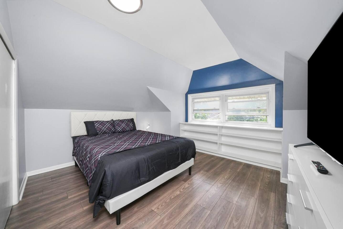 Holiday home Gorgeous 5 Bedroom Gem With Games