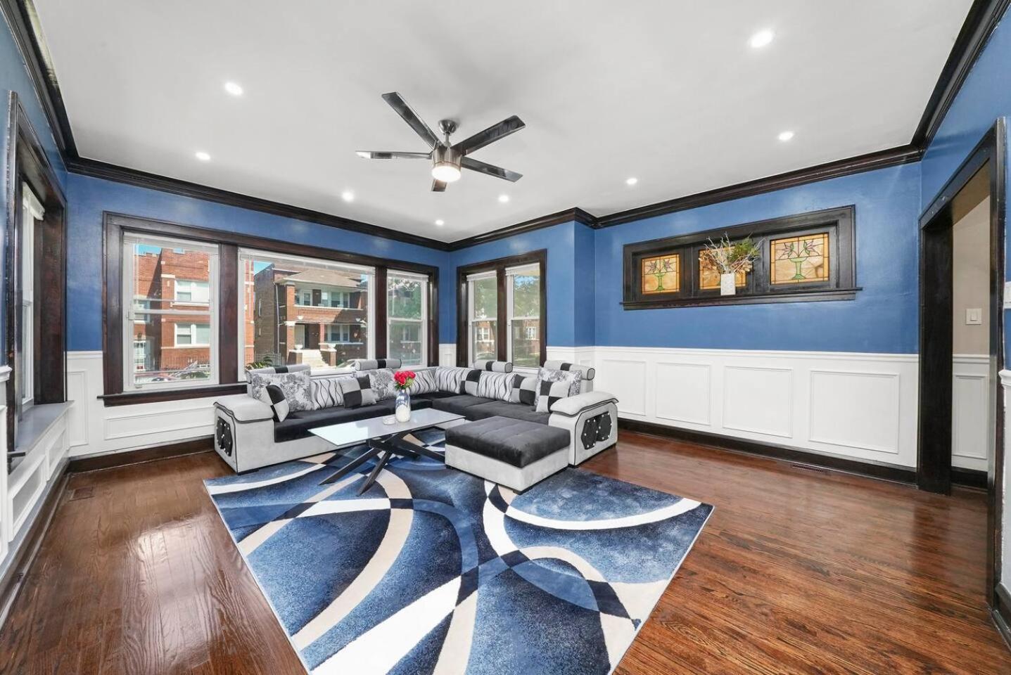Holiday home Gorgeous 5 Bedroom Gem With Games Chicago