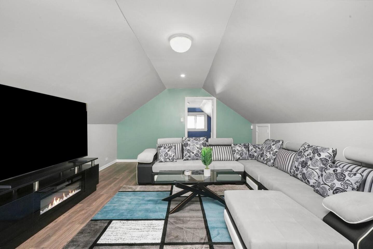 Holiday home Gorgeous 5 Bedroom Gem With Games *