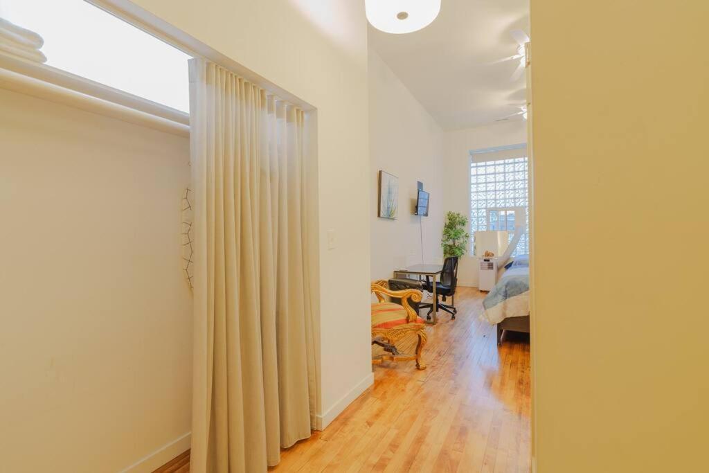 Modern Wicker Park Close To Shops & Dining