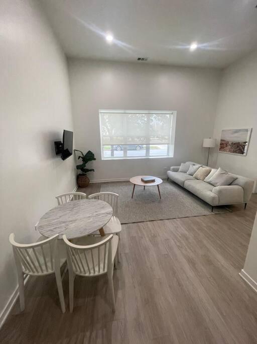 Flexible Choices & Modern Amenities ! Chicago