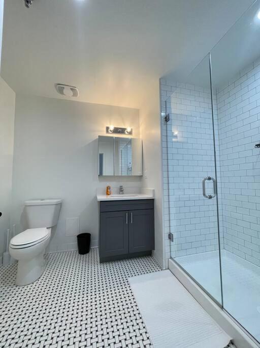 Apartment Flexible Choices & Modern Amenities ! *