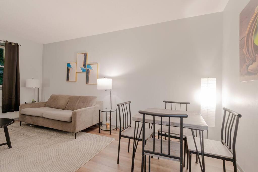 1br Gem In Prime, Vibrant Location Walk To Dining Apartment Chicago