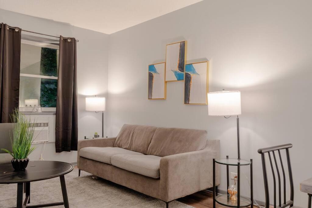 Apartment 1br Gem In Prime, Vibrant Location Walk To Dining Chicago