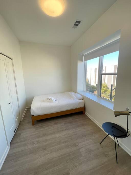 Luxurious 4 Bedroom Retreat In The Heart Of Chicago's Vibrant Downtown Apartment *
