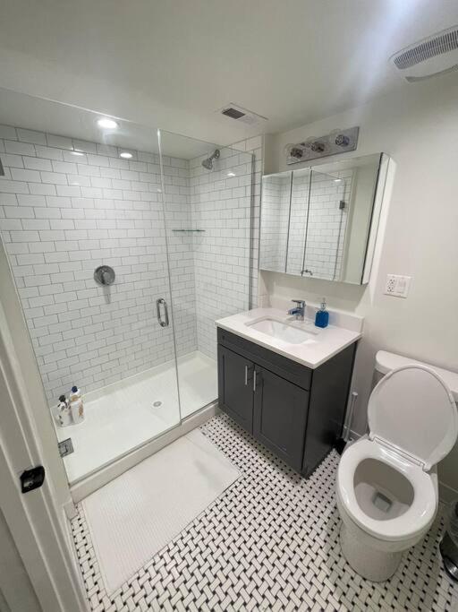 Luxurious 4 Bedroom Retreat In The Heart Of Chicago's Vibrant Downtown Apartment