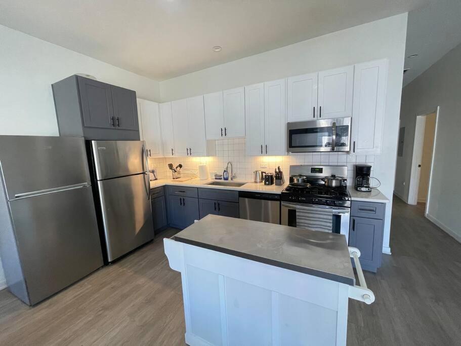 Luxurious 4 Bedroom Retreat In The Heart Of Chicago's Vibrant Downtown Chicago