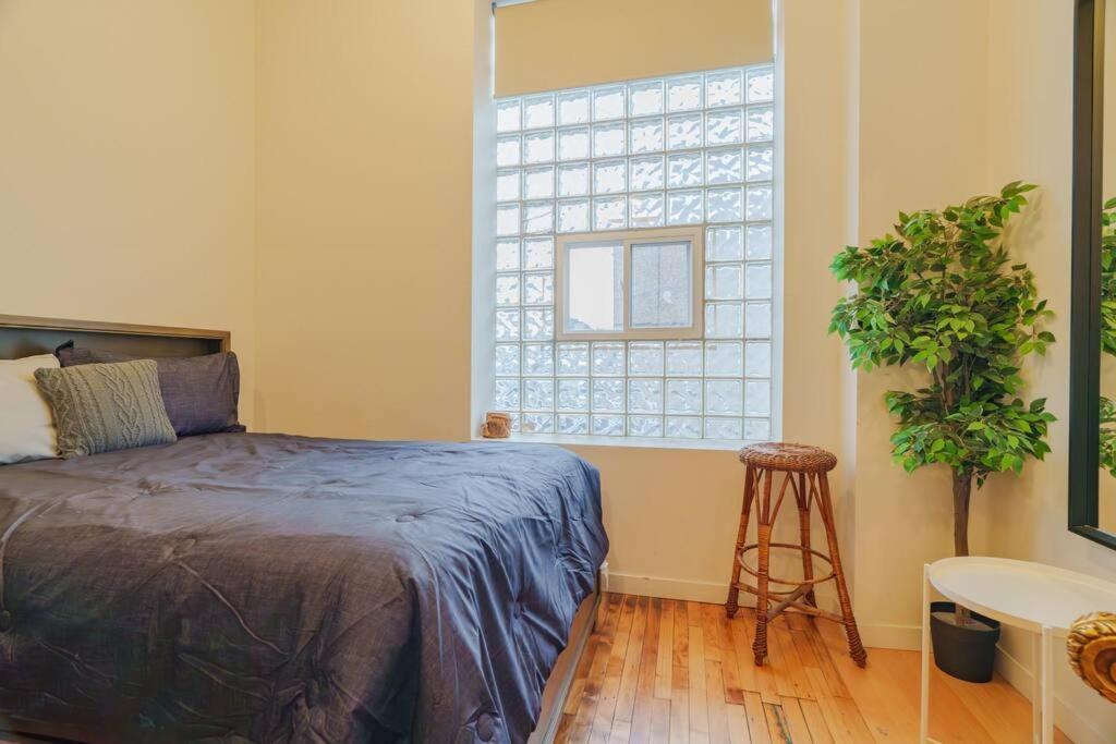 Prime Wicker Park Close To Shops & Dining Apartment