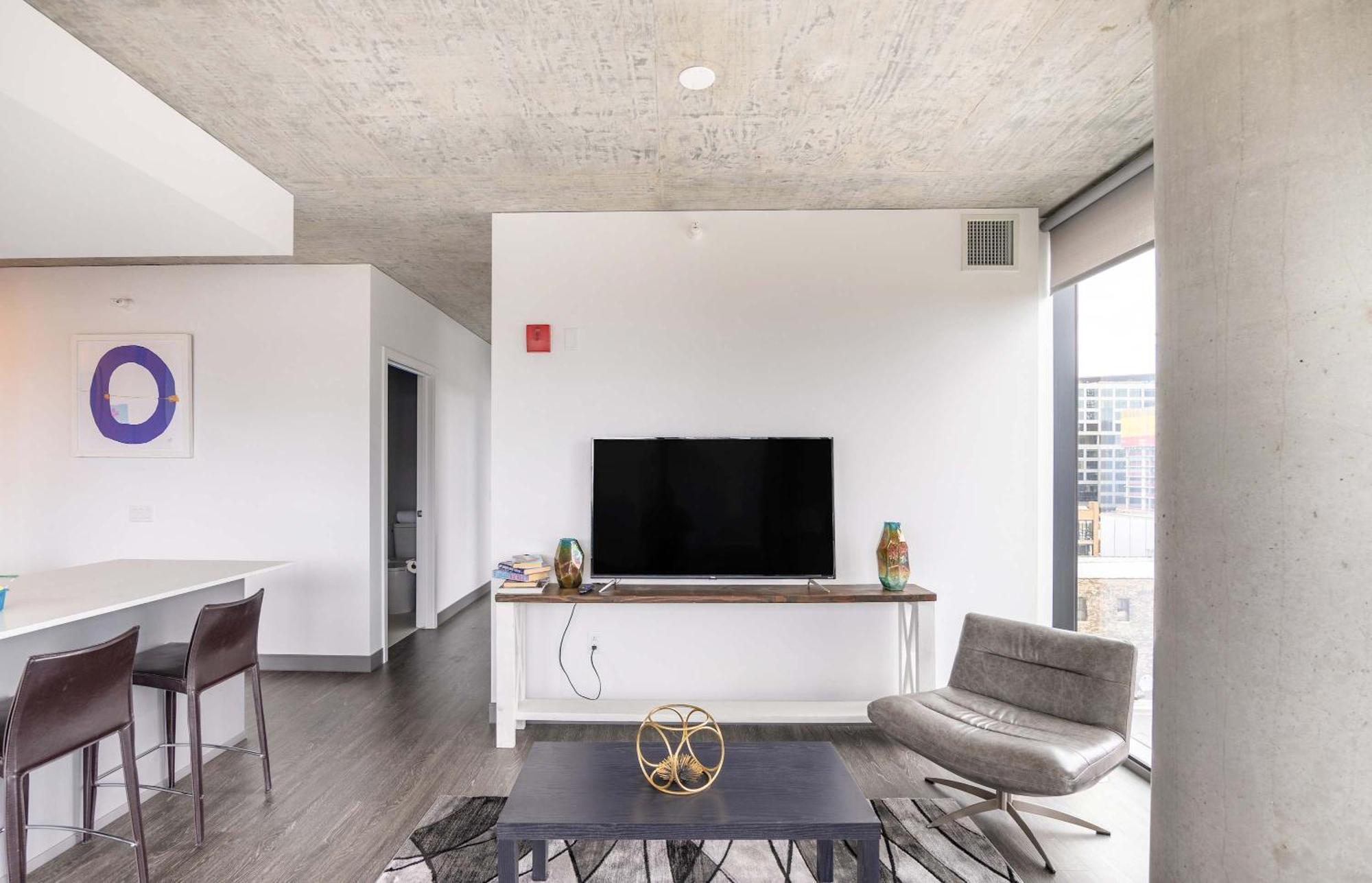 Sophisticated 3br - New Modern And Luxurious