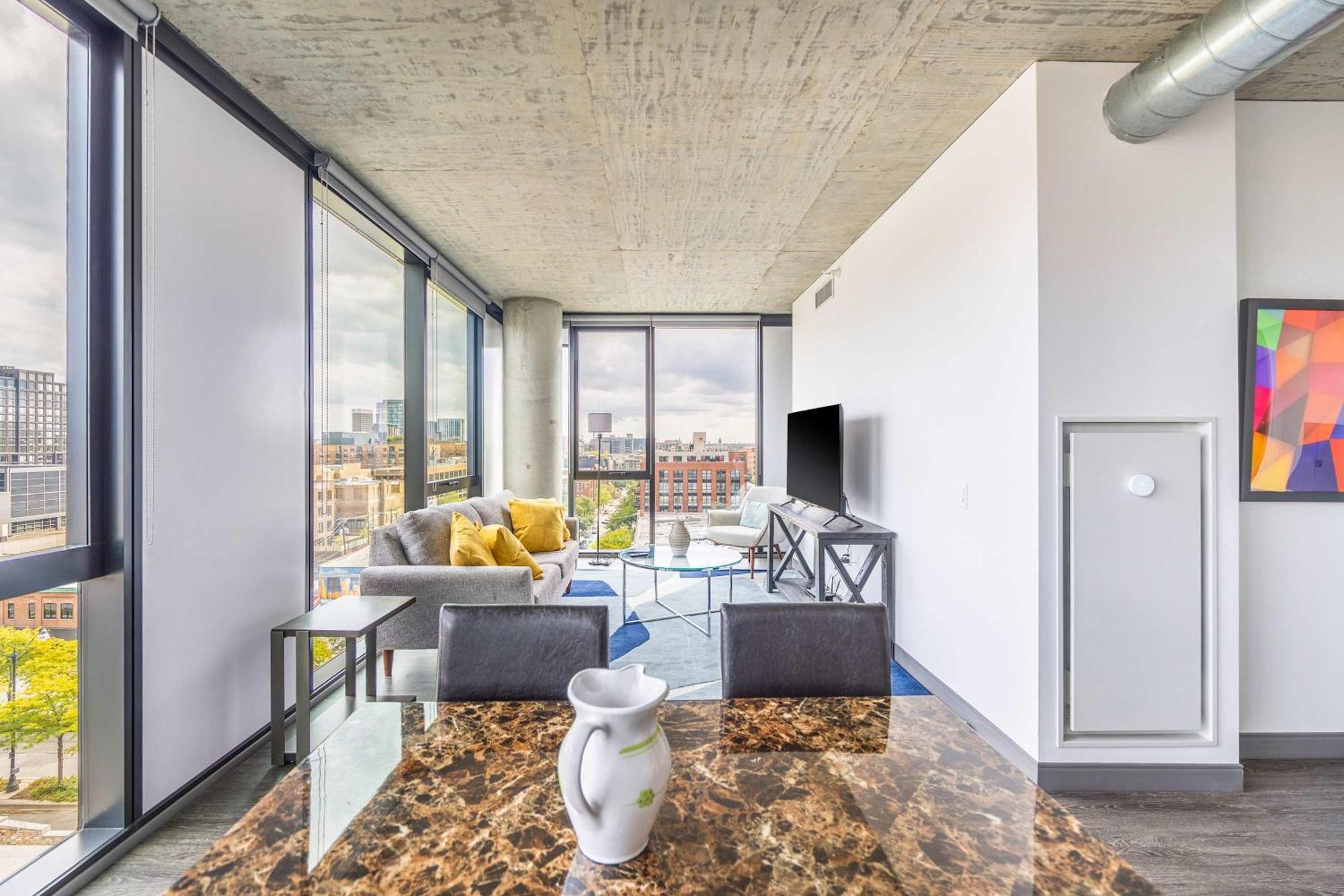 Apartment Freshly Minted 2br - Elegance & Comfort In *