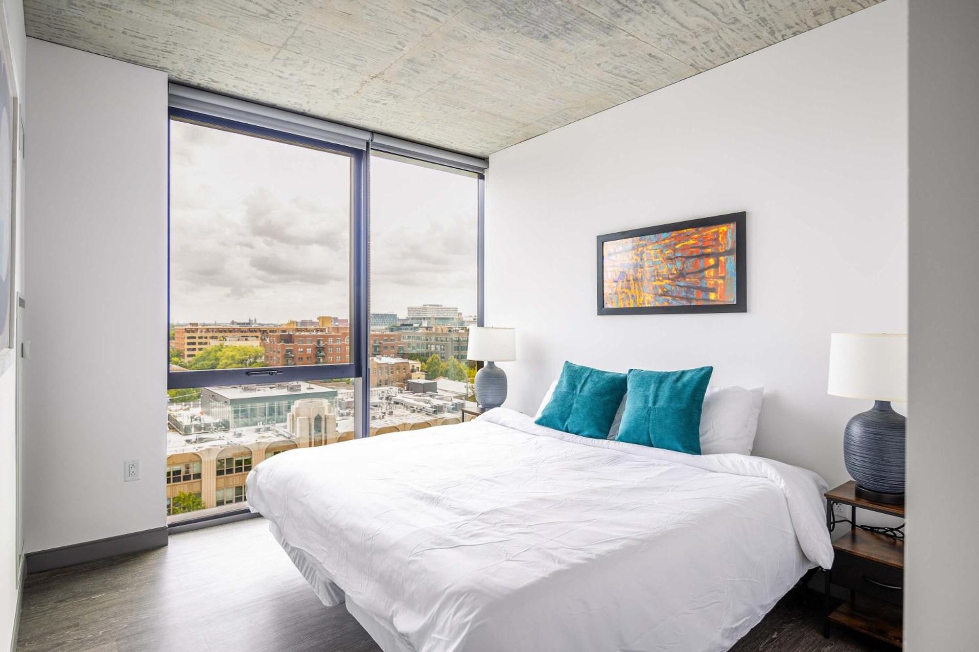 Apartment Freshly Minted 2br - Elegance & Comfort In *