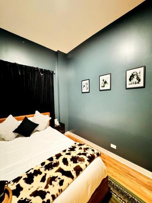 Chic Safari Haven - 2 Bd\2 Ba - Sleeps 8 Apartment Chicago