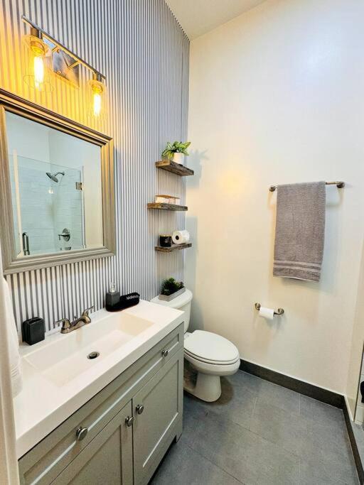 Chic Safari Haven - 2 Bd\2 Ba - Sleeps 8
