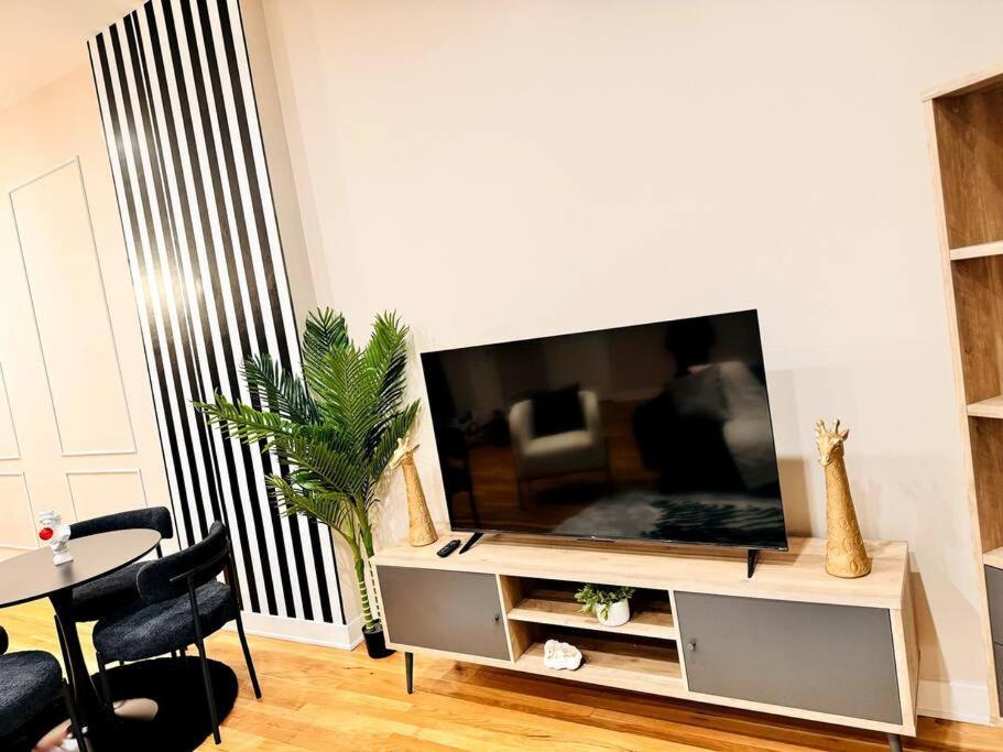 Chic Safari Haven - 2 Bd\2 Ba - Sleeps 8 * Chicago