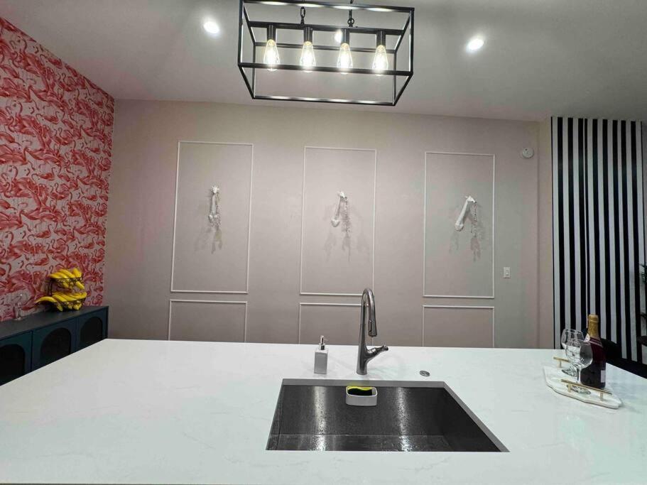 Chic Safari Haven - 2 Bd\2 Ba - Sleeps 8 Apartment *