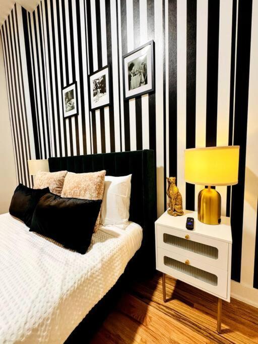 Chic Safari Haven - 2 Bd\2 Ba - Sleeps 8 Apartment Chicago