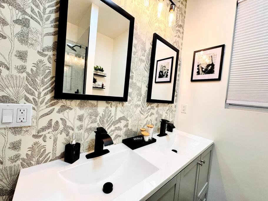 Chic Safari Haven - 2 Bd\2 Ba - Sleeps 8 *