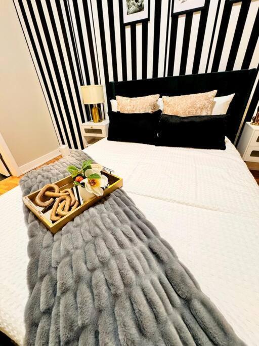 Chic Safari Haven - 2 Bd\2 Ba - Sleeps 8