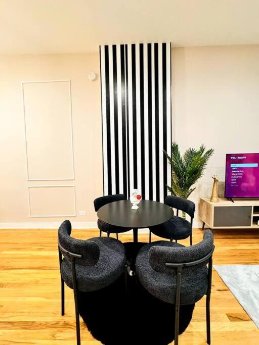 Chic Safari Haven - 2 Bd\2 Ba - Sleeps 8 *