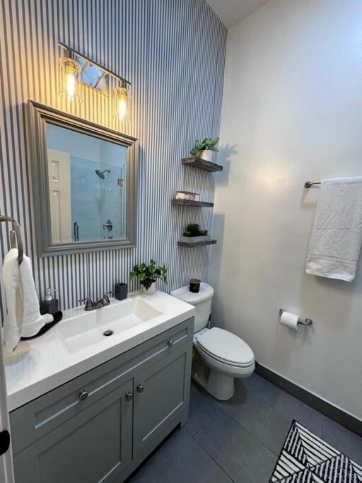 Chic Safari Haven - 2 Bd\2 Ba - Sleeps 8