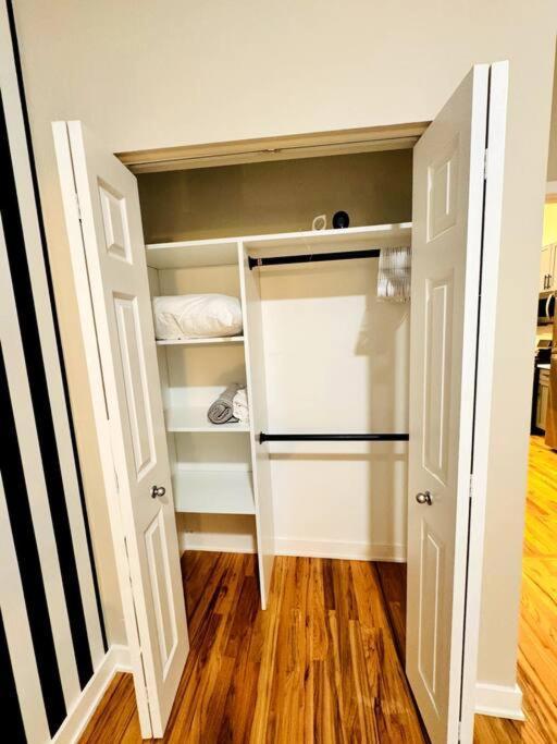 Chic Safari Haven - 2 Bd\2 Ba - Sleeps 8 Apartment Chicago