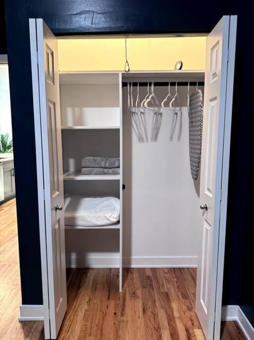 Chic Safari Haven - 2 Bd\2 Ba - Sleeps 8 *