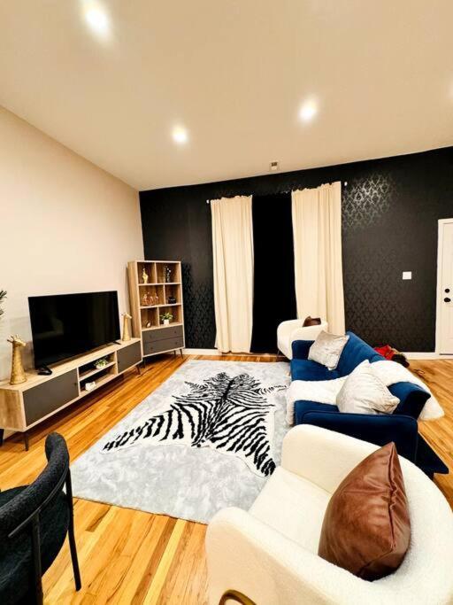 Chic Safari Haven - 2 Bd\2 Ba - Sleeps 8 * Chicago