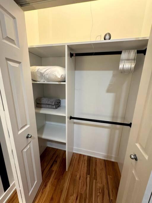 Chic Safari Haven - 2 Bd\2 Ba - Sleeps 8 Chicago