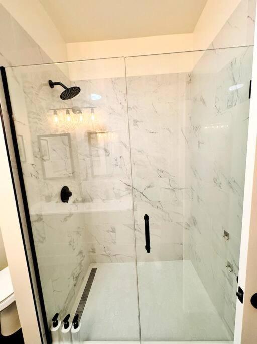 Chic Safari Haven - 2 Bd\2 Ba - Sleeps 8 * Chicago