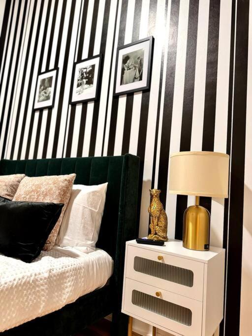 Chic Safari Haven - 2 Bd\2 Ba - Sleeps 8 Apartment Chicago
