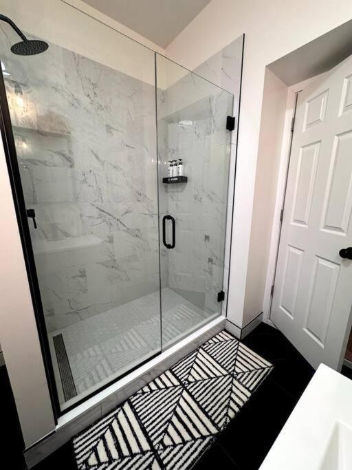 Chic Safari Haven - 2 Bd\2 Ba - Sleeps 8