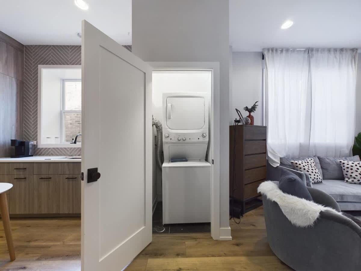 Chic 2br Top-floor Gem
