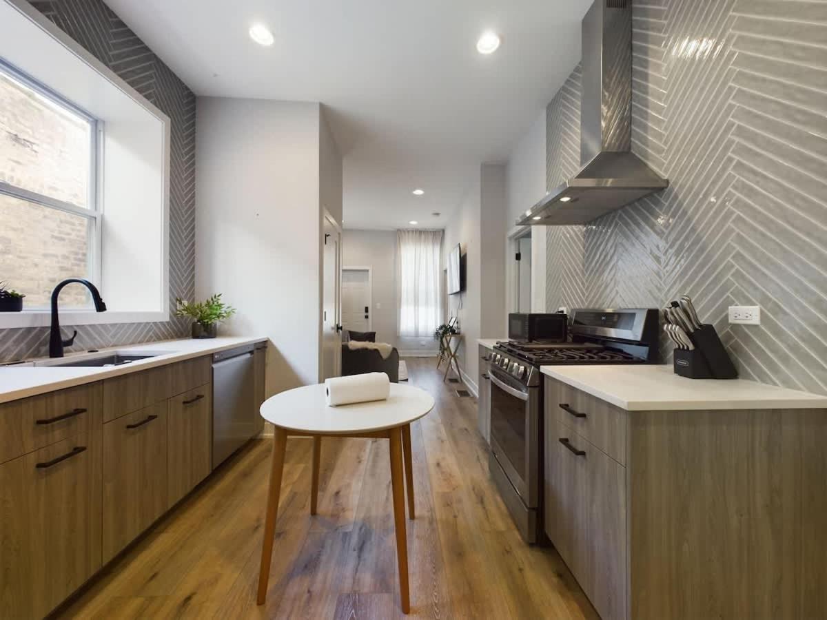 Apartment Chic 2br Top-floor Gem Chicago