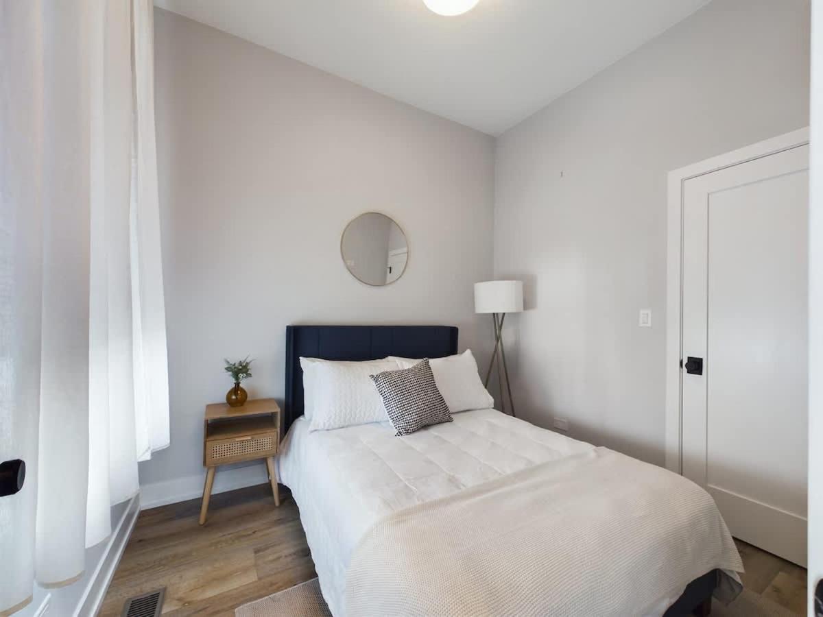 Chic 2br Top-floor Gem