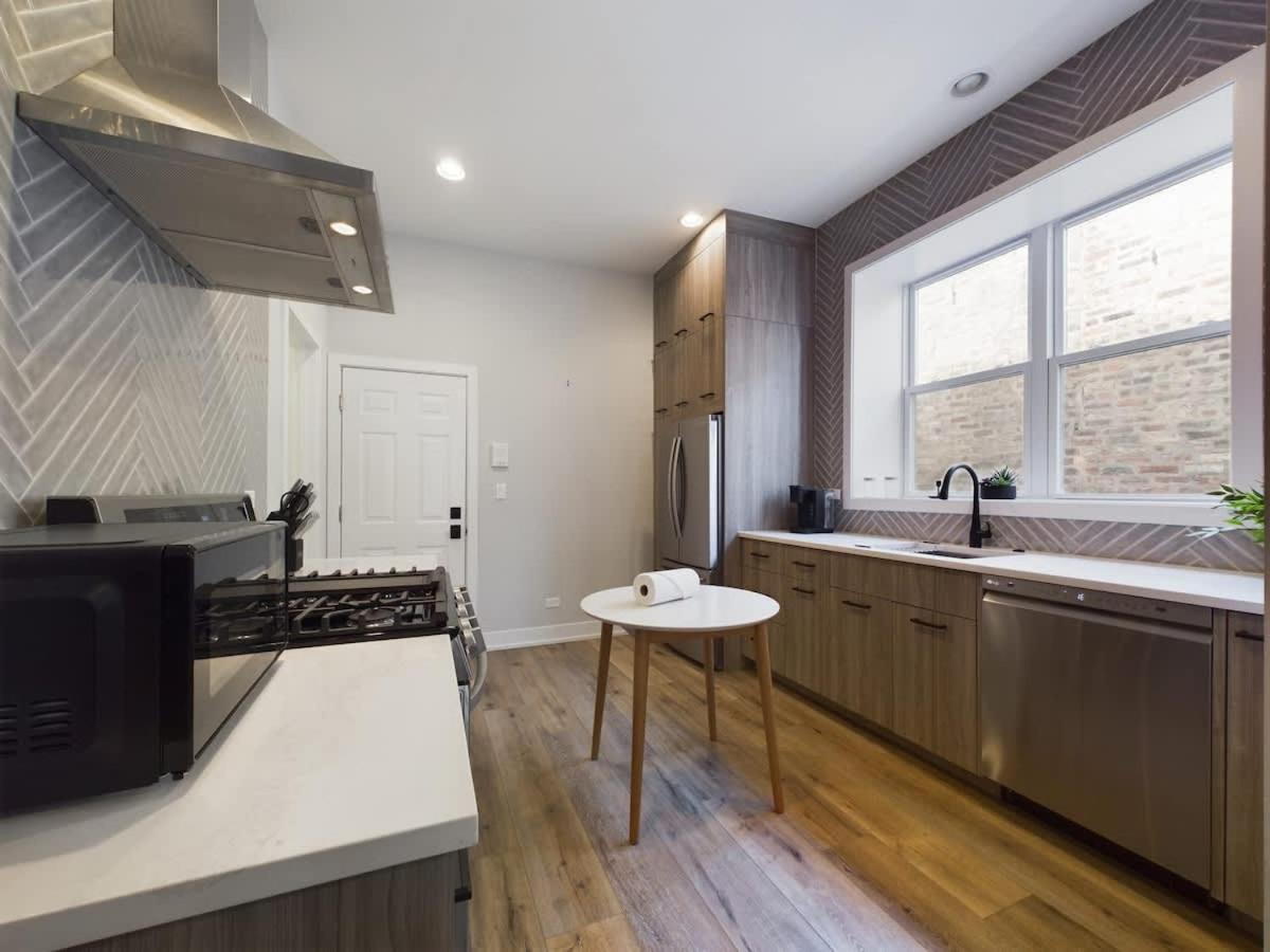 Chic 2br Top-floor Gem *