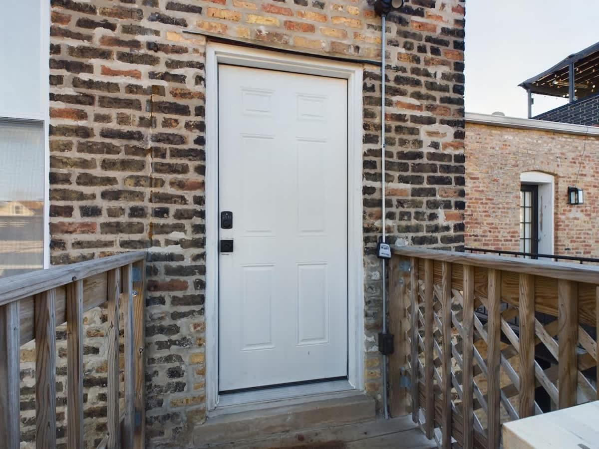 Chic 2br Top-floor Gem