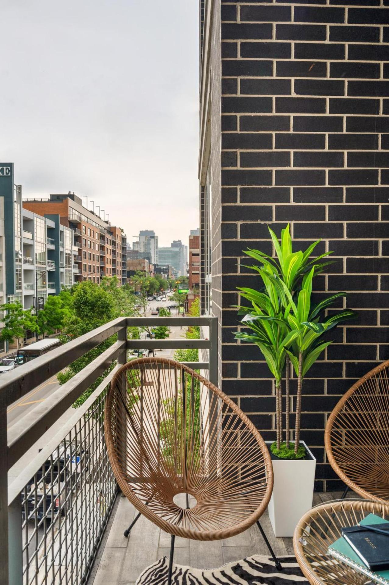 Apartment Balcony Gym 1 Garage Parking Sleeps 10 *