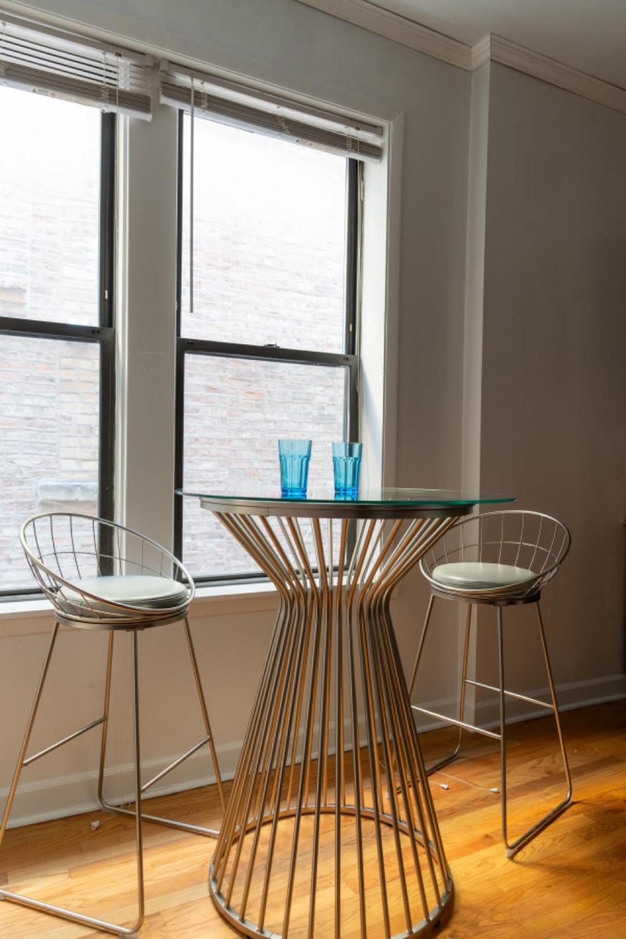 Apartment Ukrainian Village 2br Modern D1