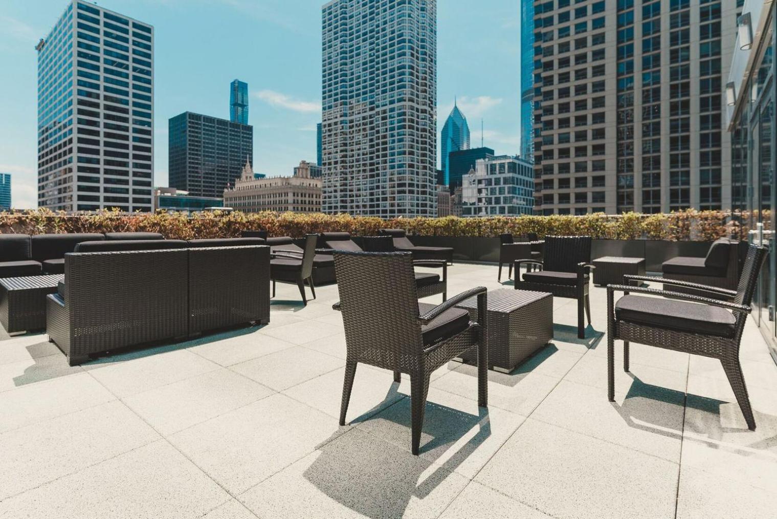 Blueground River North Pool Doorman Wd Chi-1092