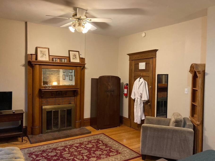 Large With King Bed In The Lakeview - 3a Bed & Breakfast Chicago