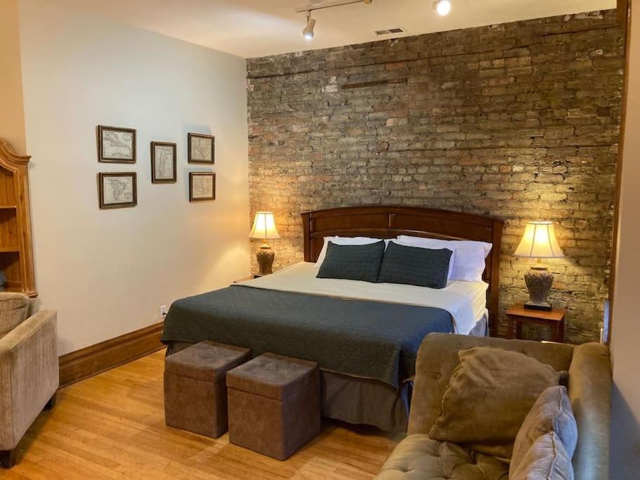 Large With King Bed In The Lakeview - 3a *